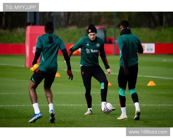 利物浦与曼联激战正酣 双方全力争夺英超荣耀与宿敌之战