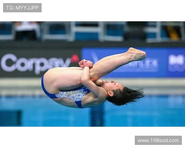 跳水运动的力量与美感探索运动员背后的坚持与荣耀之旅