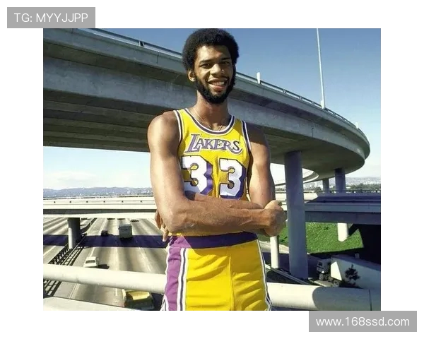 卡里姆阿布杜尔贾巴尔传奇生涯与篮球智慧的永恒启示 卡里姆阿布杜尔贾巴尔传奇生涯与篮球智慧的永恒启示